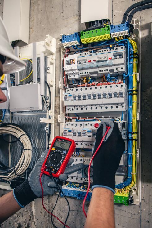 Arbeit am Sicherungskasten